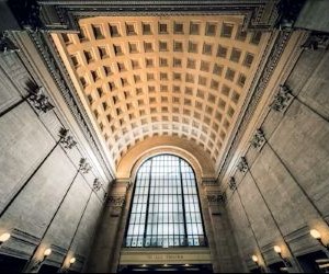 Las criptomonedas ofrecen un alto potencial de rentabilidad y mayor libertad financiera gracias a su descentralización, operando en un mercado abierto las 24 horas. Sin embargo, son un activo de alto riesgo debido a su extrema volatilidad y la falta de regulación. Los principales riesgos incluyen pérdidas rápidas y fallos de ciberseguridad. La clave del éxito reside en invertir únicamente con una estrategia clara y con capital que no comprometa su estabilidad financiera.